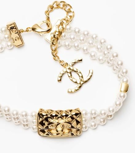 2024 قلادة شوكر لؤلؤ ب حقيبة شانيل ذهبية معدن ذهبي...