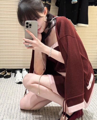 2025 قميص شانيل توب برغندي وردي