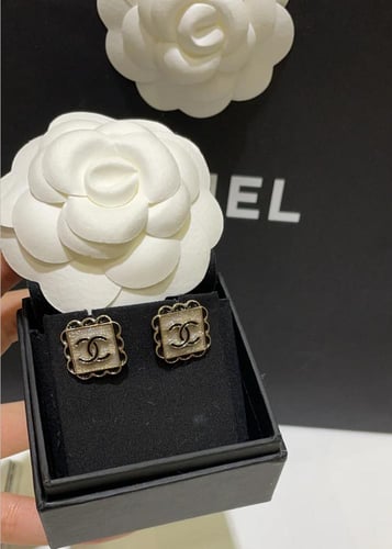 2025 أقراط شانيل غلق مسمار معدن راتنج ذهبي أبيض رم...