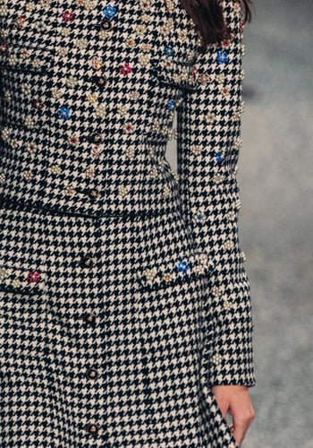 2024 تنورة شانيل قصيرة قماش صوفي تويد مطرز