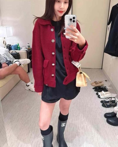 2025 بلوزون شانيل جاكيت برغندي أو أبيض