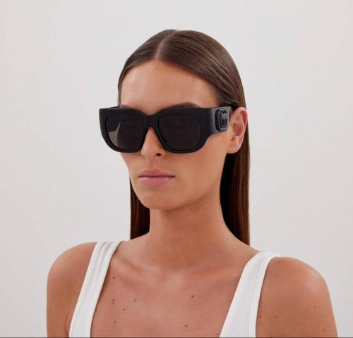 نظارة شمسية غوتشي كبيرة بإطار أسود مزين بحروف GUCC...