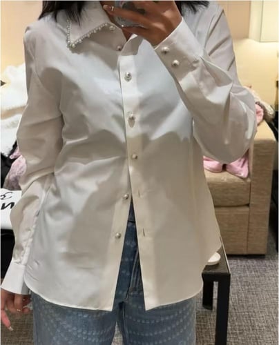 2025 بلوزة شانيل أبيض بطبعات لوقو و لؤلؤ