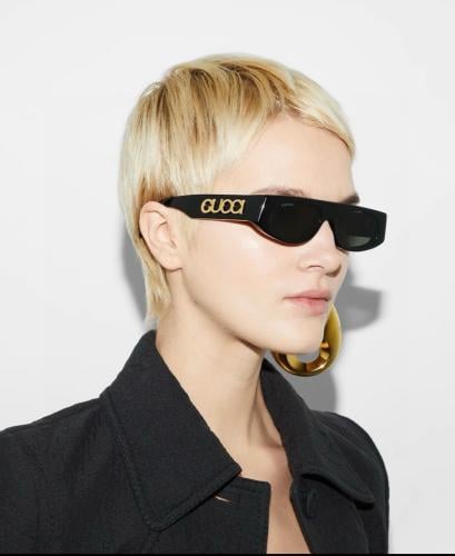 نظارة شمسية غوتشي بإطار أسود مزين بحروف GUCCI ذهبي