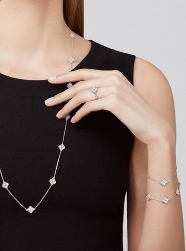 سوارة فان كليف سويت الهمبرا 6 زخارف فضي ابيض مرصعة