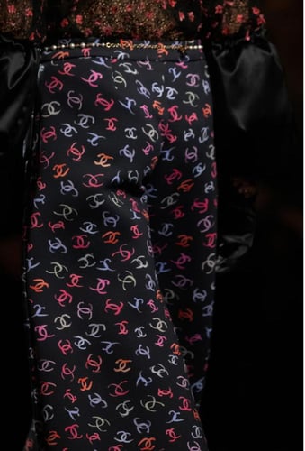 2024 بنطلون شانيل حرير صيفي خفيف بنقشات لوقو شانيل