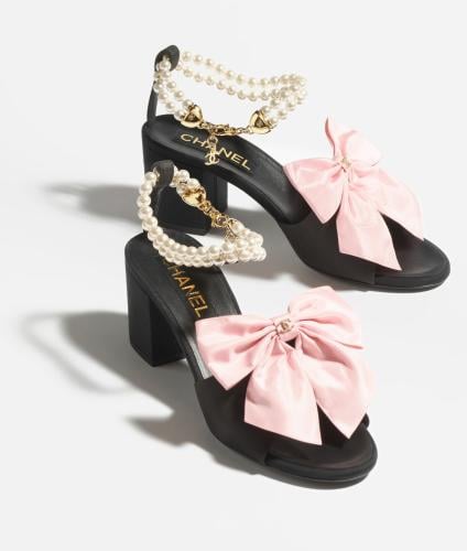 2024 صنادل شانيل جلد و حرير وردي لؤلؤي بسلاسل