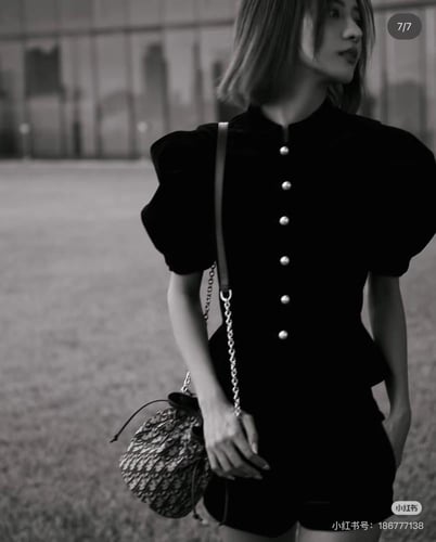 2025 جاكيت ديور أسود مخمل بأكمام قصيرة منفوخة و بأ...