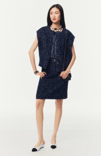 2025 قميص شانيل توب كحلي بنقشات شعار