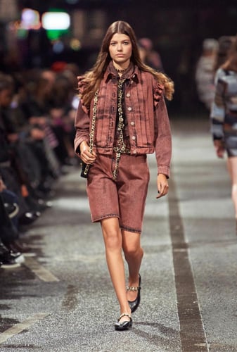 2024 شورت برمودا شانيل دينم باهت برتقالي أسود