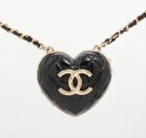 قلادة شانيل قلب يفتح بمرأة أسود ذهبي