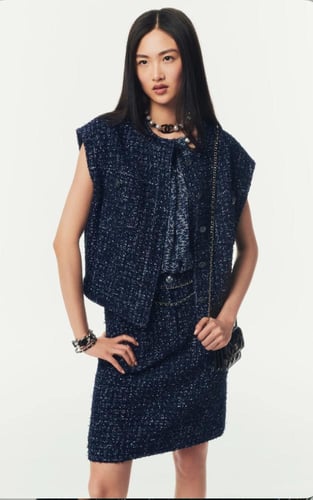 2025 قميص شانيل توب كحلي بنقشات شعار