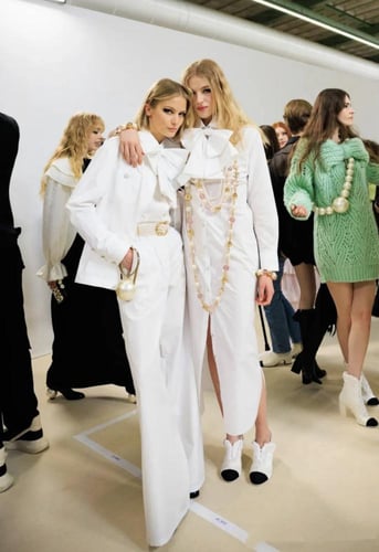 2025 جاكيت شانيل بوبلين قطني أبيض