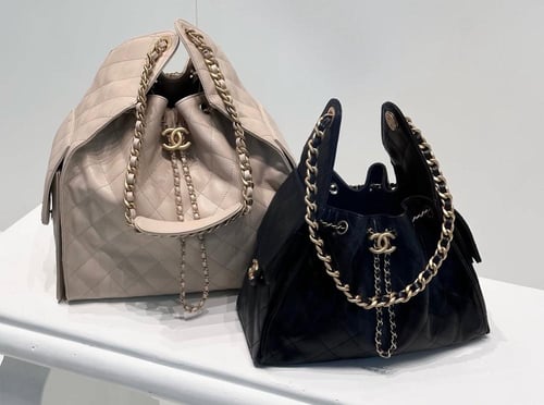 CHANEL 25 حقيبة شانيل جلد أسود وهاردوير ذهبي