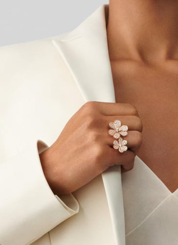 خاتم فان كليف فريفول وردي مرصع كبير بين الأصابع