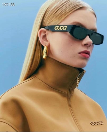 نظارة شمسية غوتشي بإطار أسود مزين بحروف GUCCI ذهبي