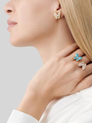 خاتم فان كليف تو باترفلاي بين الأصابع ذهبي تركوازي