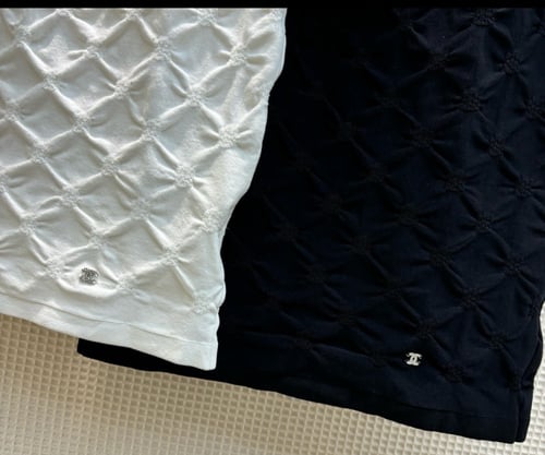 2024 توب شانيل بحلق واسع واكمال قصيرة صيفي اسود