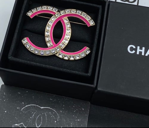 2024 شانيل بروش ومعدن ذهبي ستراس زهري غامق اسود