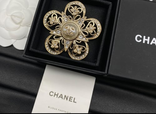 2024 اقراط شانيل بمشبك معدن لألئ زجاجية ذهبي