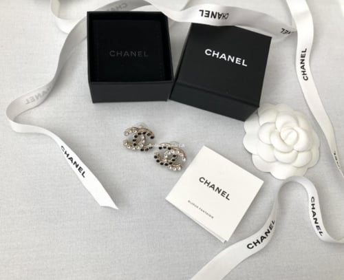 2024 اقراط شانيل غلق ذهبي بمسمار كرستال اسود وابيض