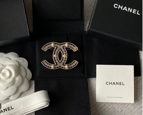 علبة مجوهرات شانيل الأصلية الفاخرة للبروش