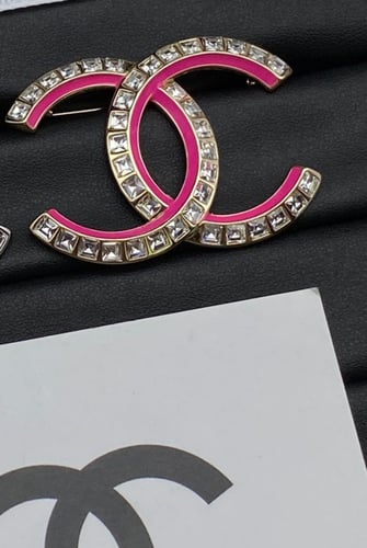 2024 شانيل بروش ومعدن ذهبي ستراس زهري غامق اسود