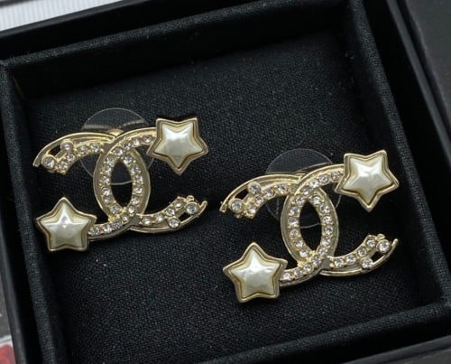 2024 أقراط شانيل مسمار غلق ذهبي على شعار شانيل و ن...