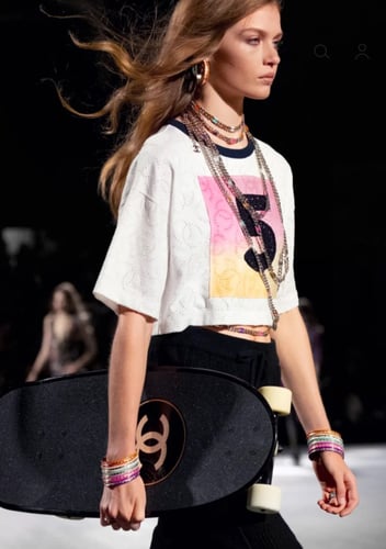 2024 شانيل سوار عريض ذهبي و زهري