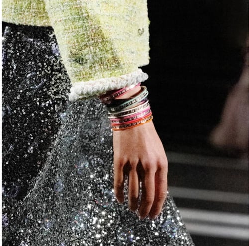 2024 شانيل سوار عريض ذهبي و زهري