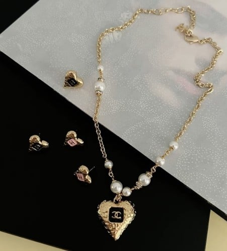 2024 شانيل سلسال لؤلؤي على شكل قلب ذهبي اسود