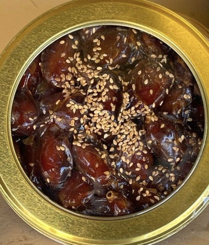 تمر خلاص وسط بالسمسم
