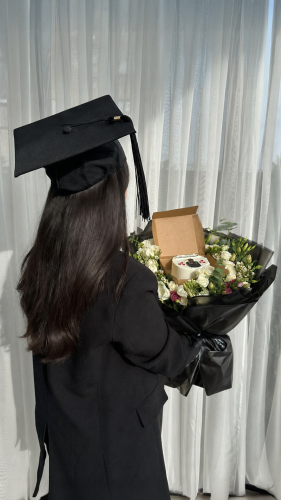 Graduation bouquet with the cake