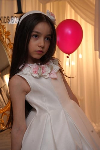 فستان ابيض مزين بالورد البارز مع اكسسوار الشعر