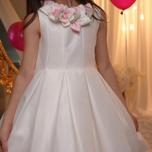 فستان ابيض مزين بالورد البارز مع اكسسوار الشعر