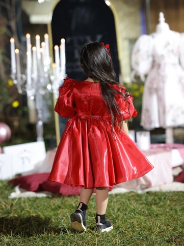 فستان تولاي الاحمر مع طوق وشنطه