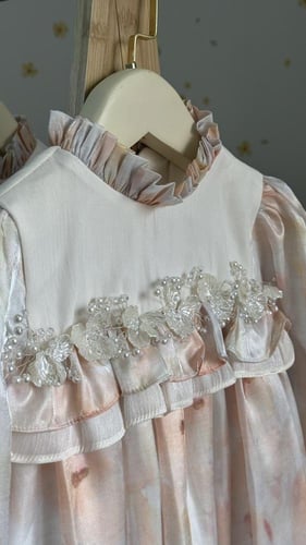 فستان لايت اورانج بشك على الصدر مع طوق للشعر