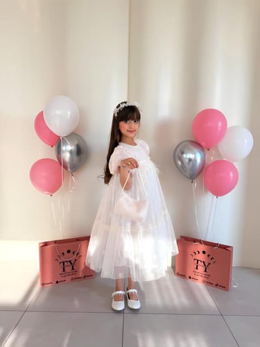 فستان مزين بالدانتيل وحبات اللولو مع طوق وشنطة