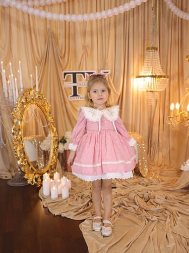 فستان الاميرات بتطريز مميز مع اكسسوار شعر