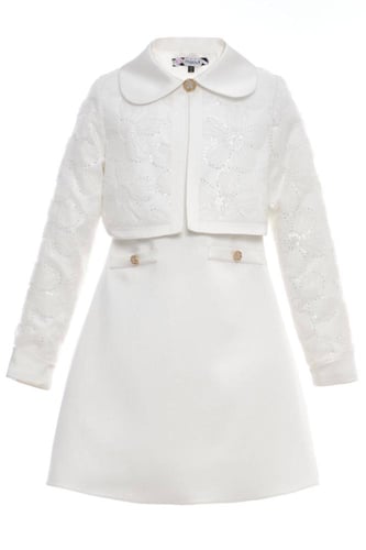 فستان ابيض راقي مع جاكيت للسن المحير