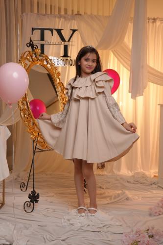 فستان انيق باكسسوار في الاكمام