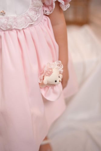 فستان مواليد وردي مع اكسسوار شعر