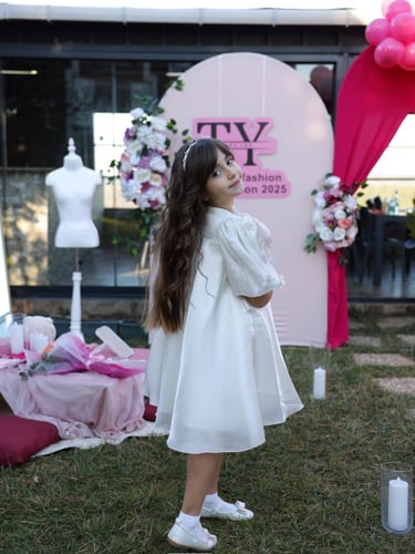 فستان ناعم وفخم ب ورود بارزه مع شنطة وطوق