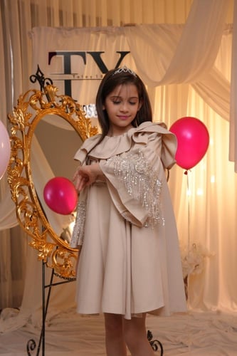 فستان انيق باكسسوار في الاكمام