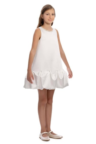 فستان ابيض ناعم ومميز للسن المحير