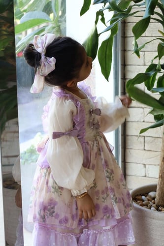 فستان اسباني مع اكسسوار الشعر