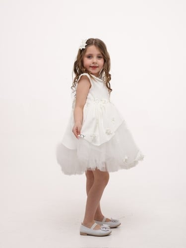 فستان أبيض تصميم جميل مع اكسسوار الشعر