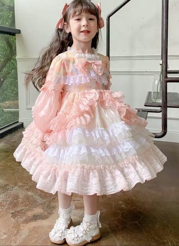 فستان اسباني لون مميز مع اكسسوار الشعر