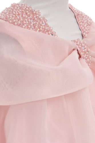 فستان وردي راقي بتفاصيل لولو مع طوق شعر