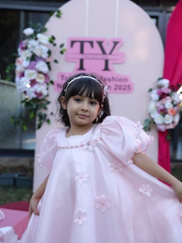 فستان ناعم وفخم ب ورود بارزة مع طوق وشنطه